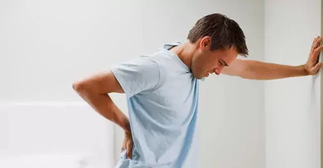 La douleur dans la région lombo-sacrée chez un homme est un signe de prostatite chronique